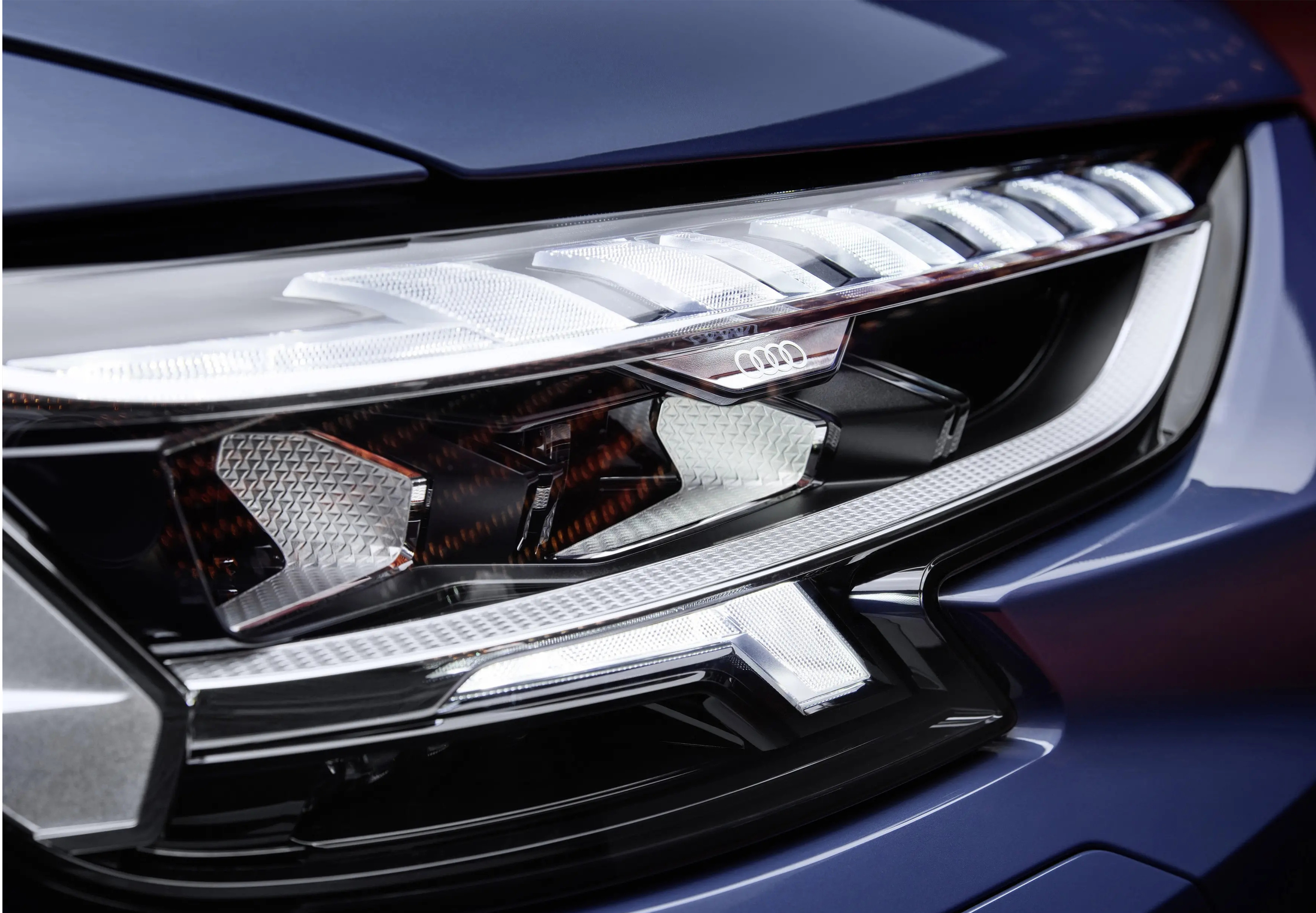 全新中期改款奥迪A8正式发布，换装全新外观设计，配备数字大灯