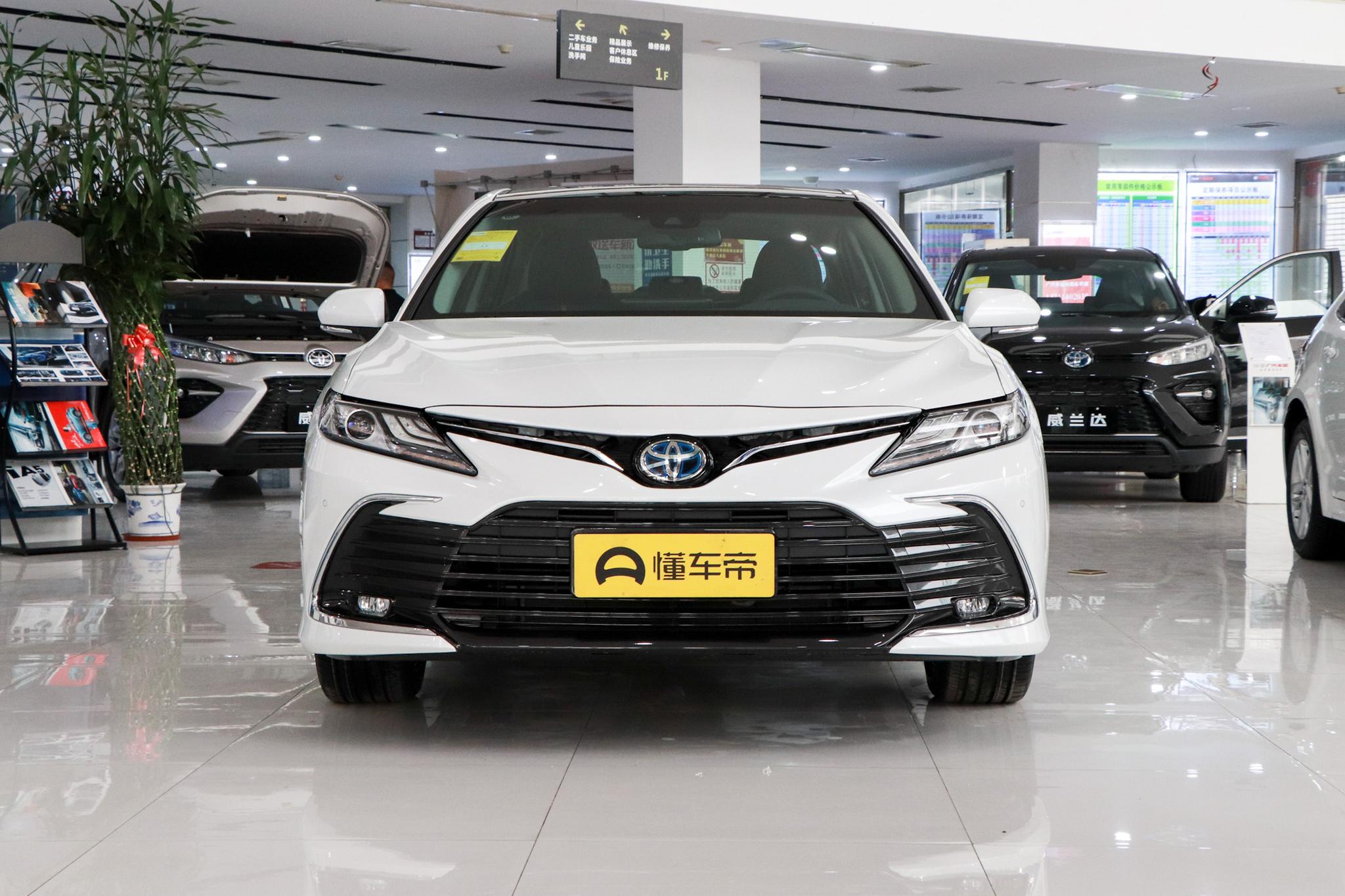 凯美瑞：外观动感，中型车，配2.5L+E-CVT，双擎，售价23.98万元