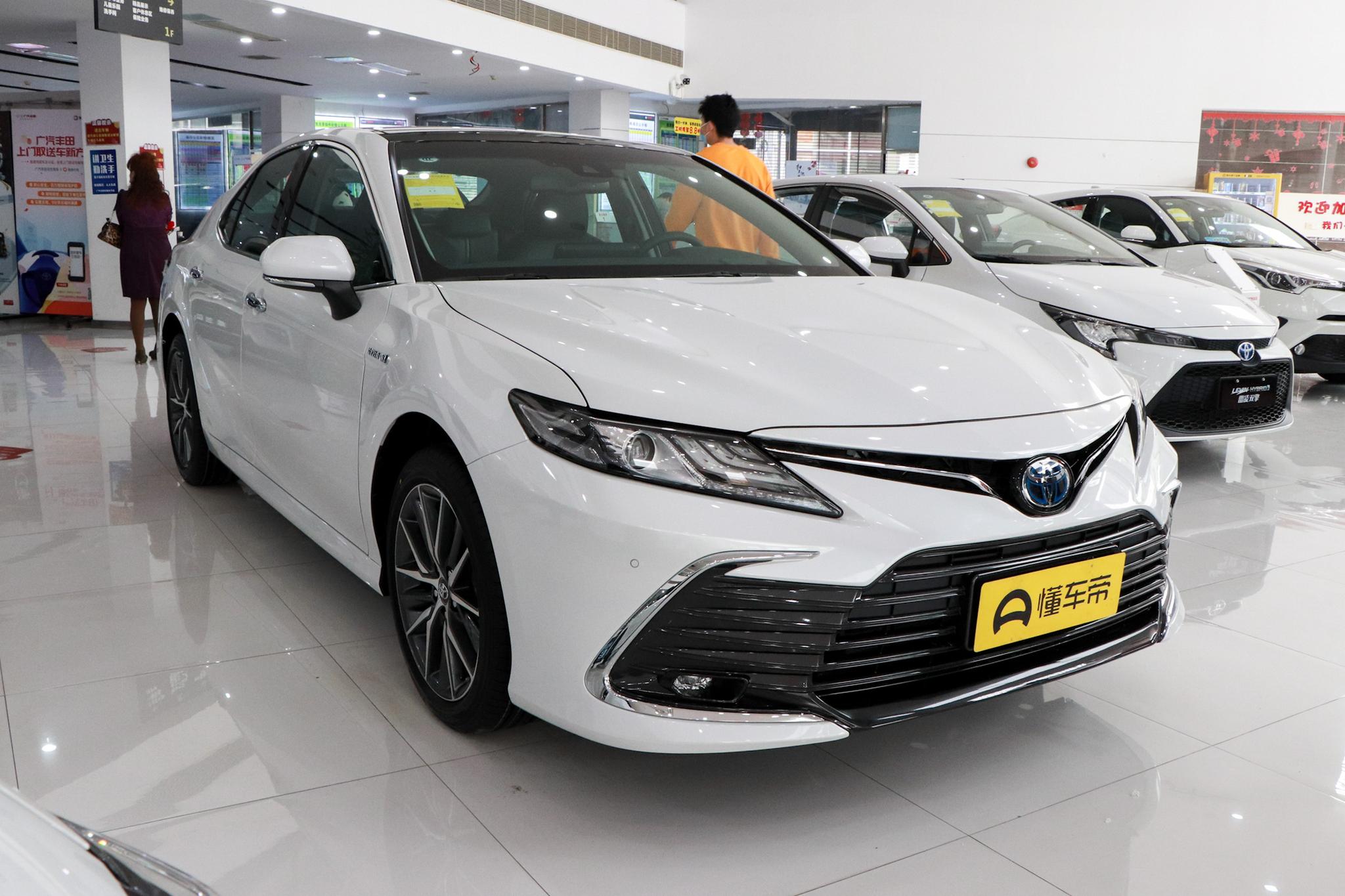 凯美瑞：外观动感，中型车，配2.5L+E-CVT，双擎，售价23.98万元
