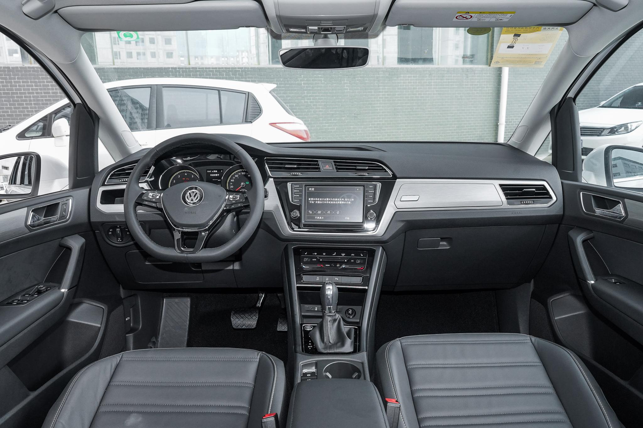 上汽大众途安l,cross跨界造型,提供6/7座可选,适合家用的mpv