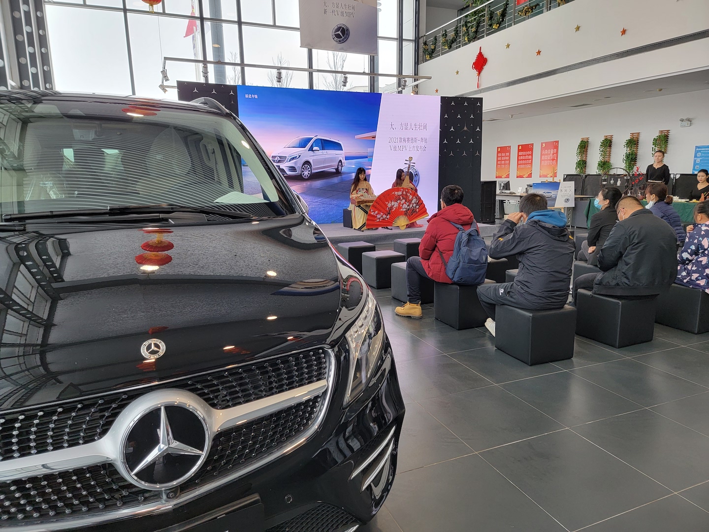 赛那加价7万元，不如入手低配2021款奔驰V级，车头大标真的香