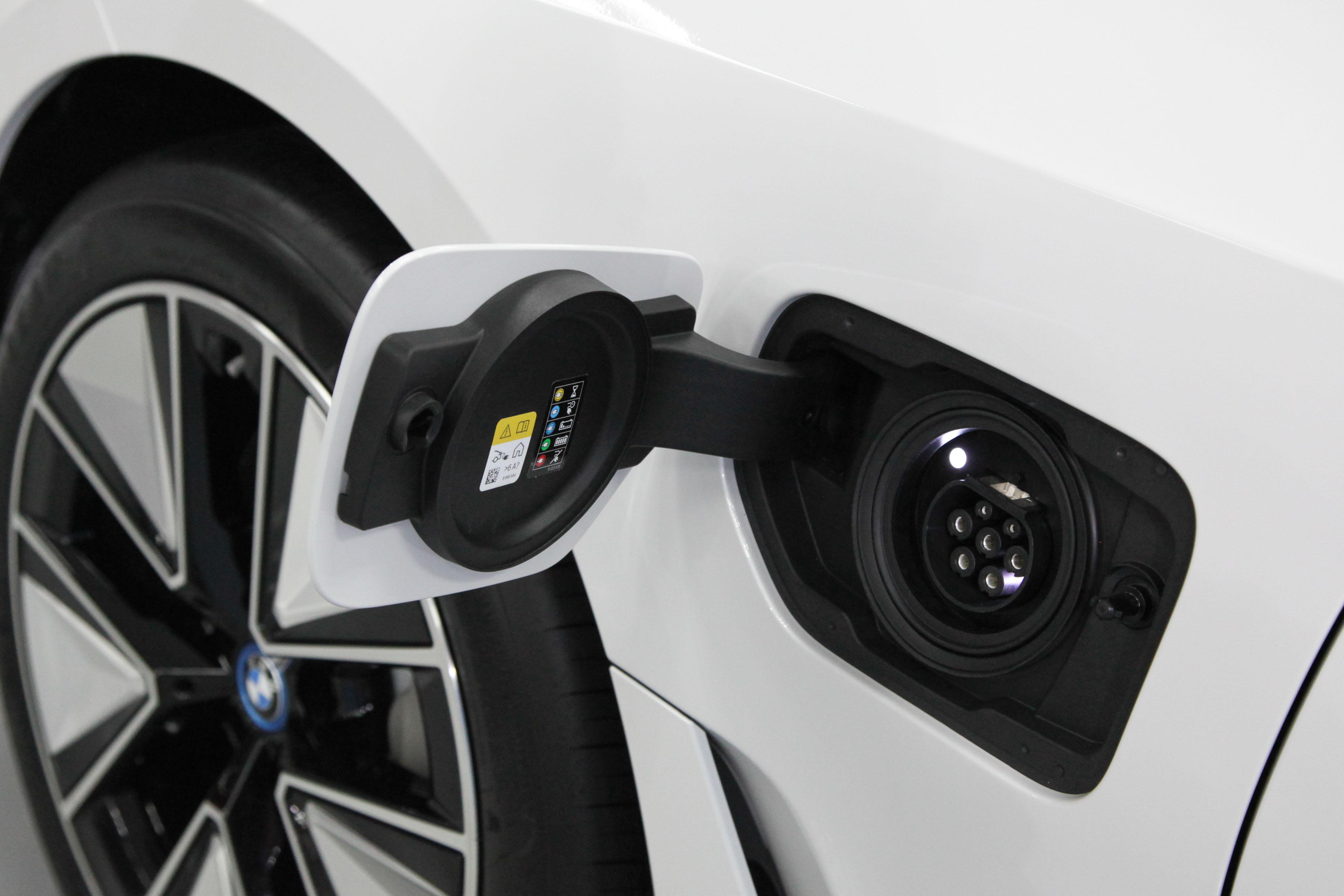 纯电续航526公里，34.99万就配空气悬挂，宝马i3值得选吗？