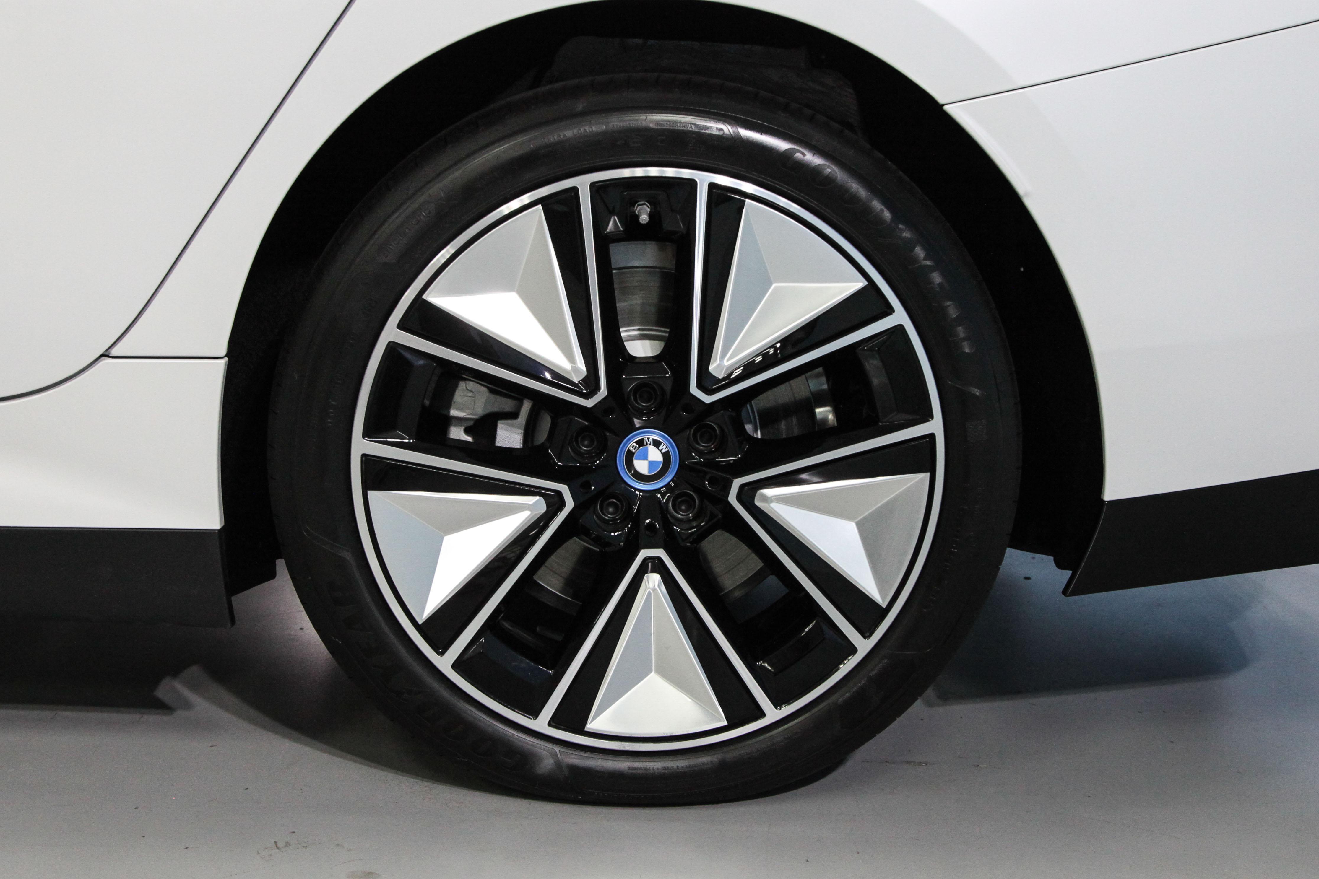 纯电续航526公里，34.99万就配空气悬挂，宝马i3值得选吗？