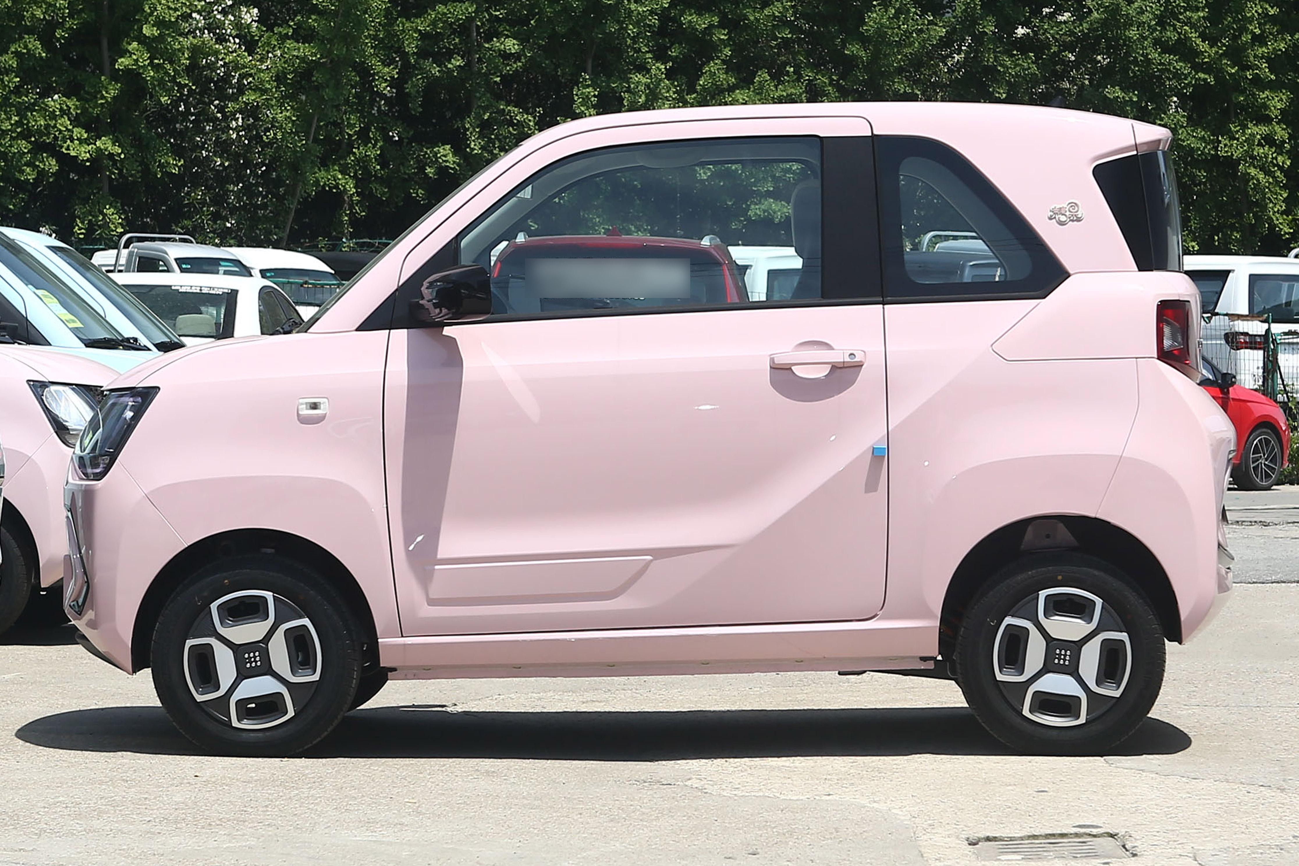 风光MINIEV 糖果款上市，半糖车型纯电续航180km，搭配后置单电机