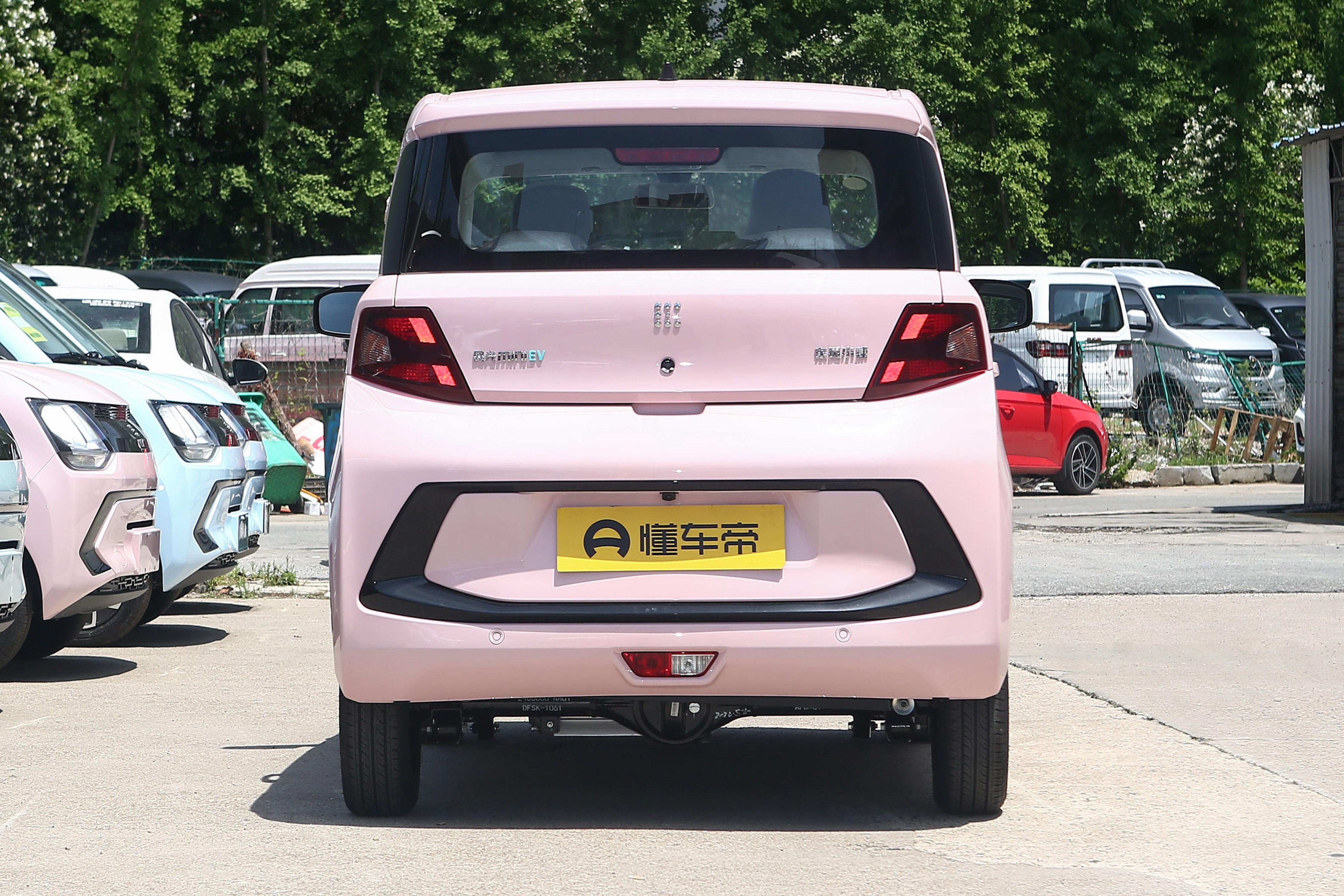 风光MINIEV 糖果款上市，半糖车型纯电续航180km，搭配后置单电机