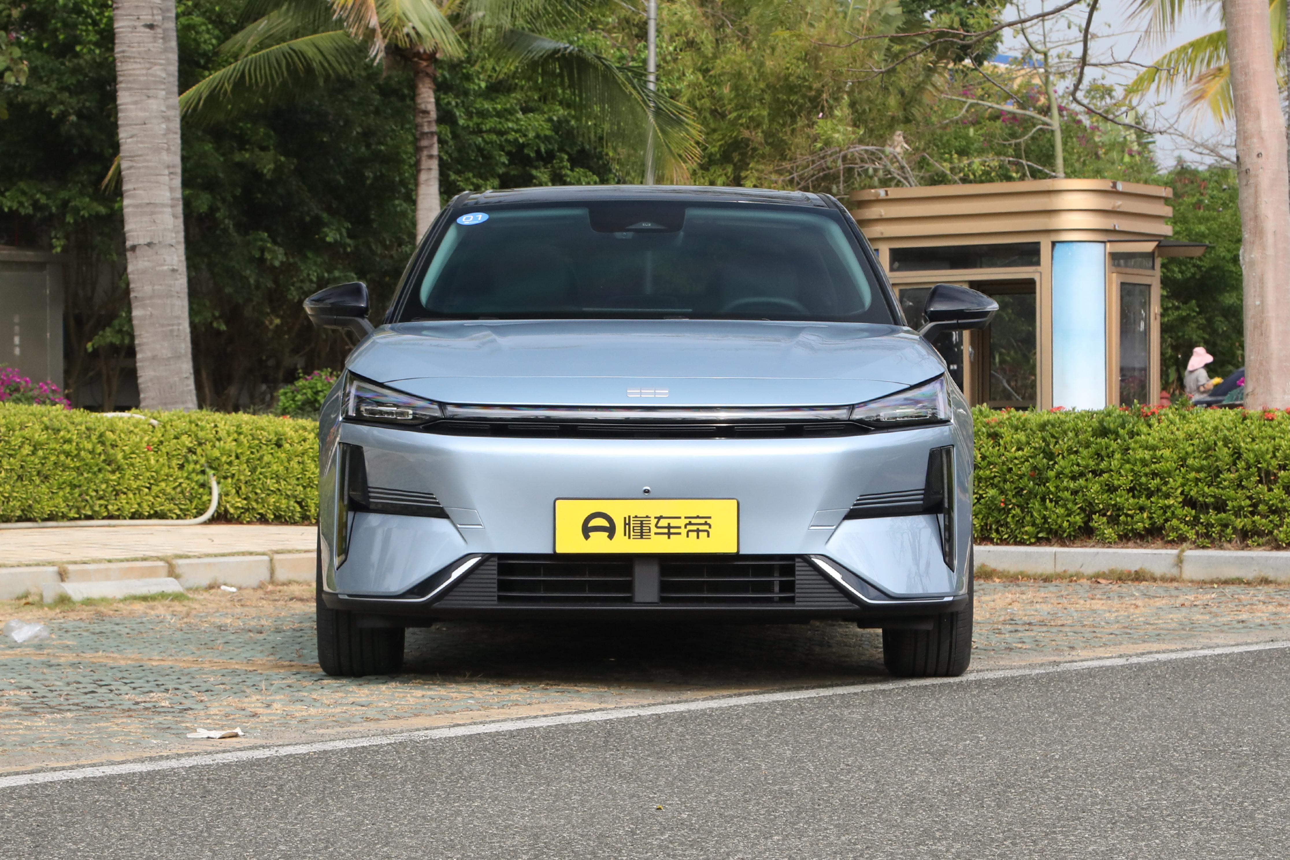 7.98万起售，油耗低至2.9L，续航2000km，体验吉利银河L6 EM-i