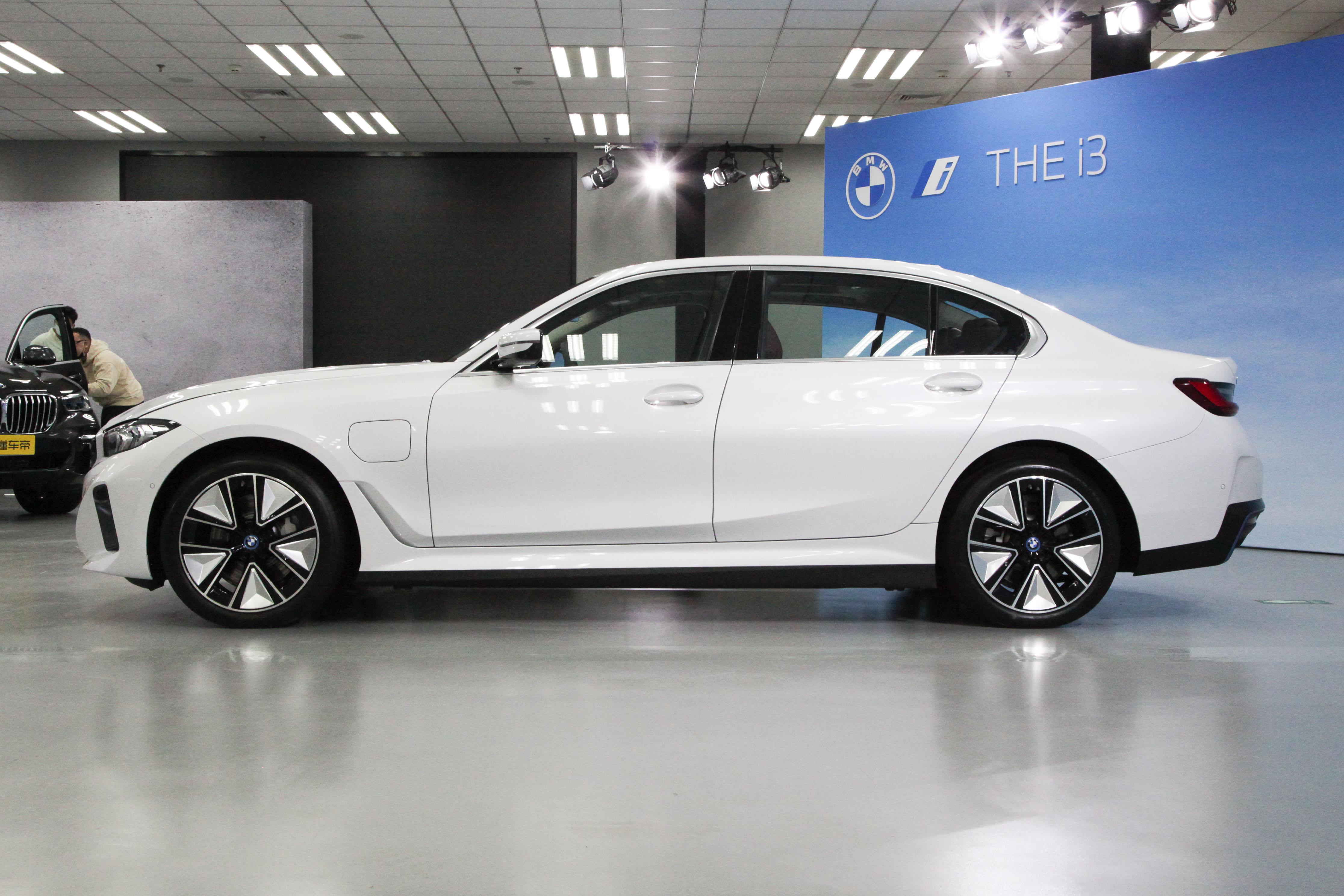 纯电续航526公里，34.99万就配空气悬挂，宝马i3值得选吗？