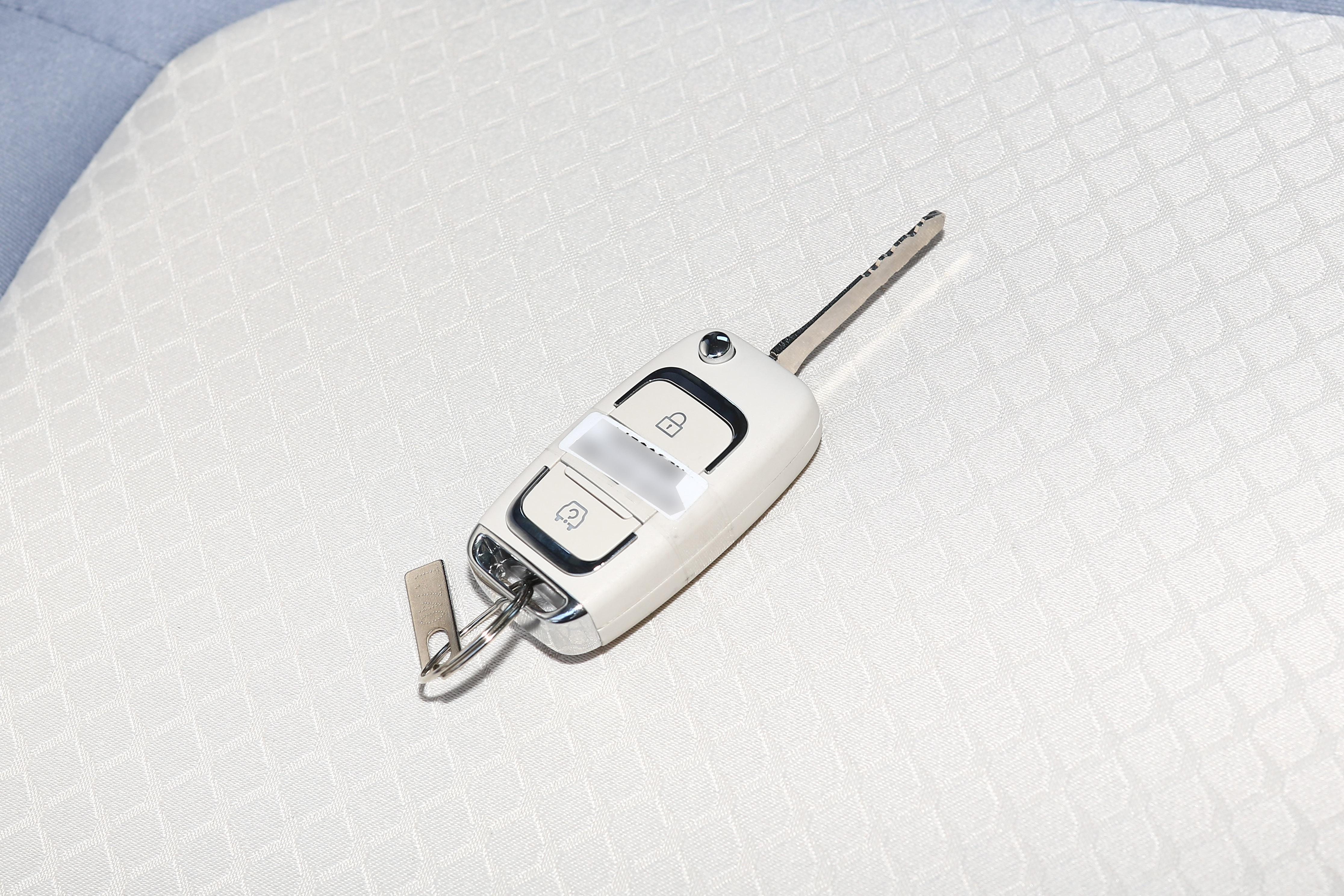 风光MINIEV 糖果款上市，半糖车型纯电续航180km，搭配后置单电机