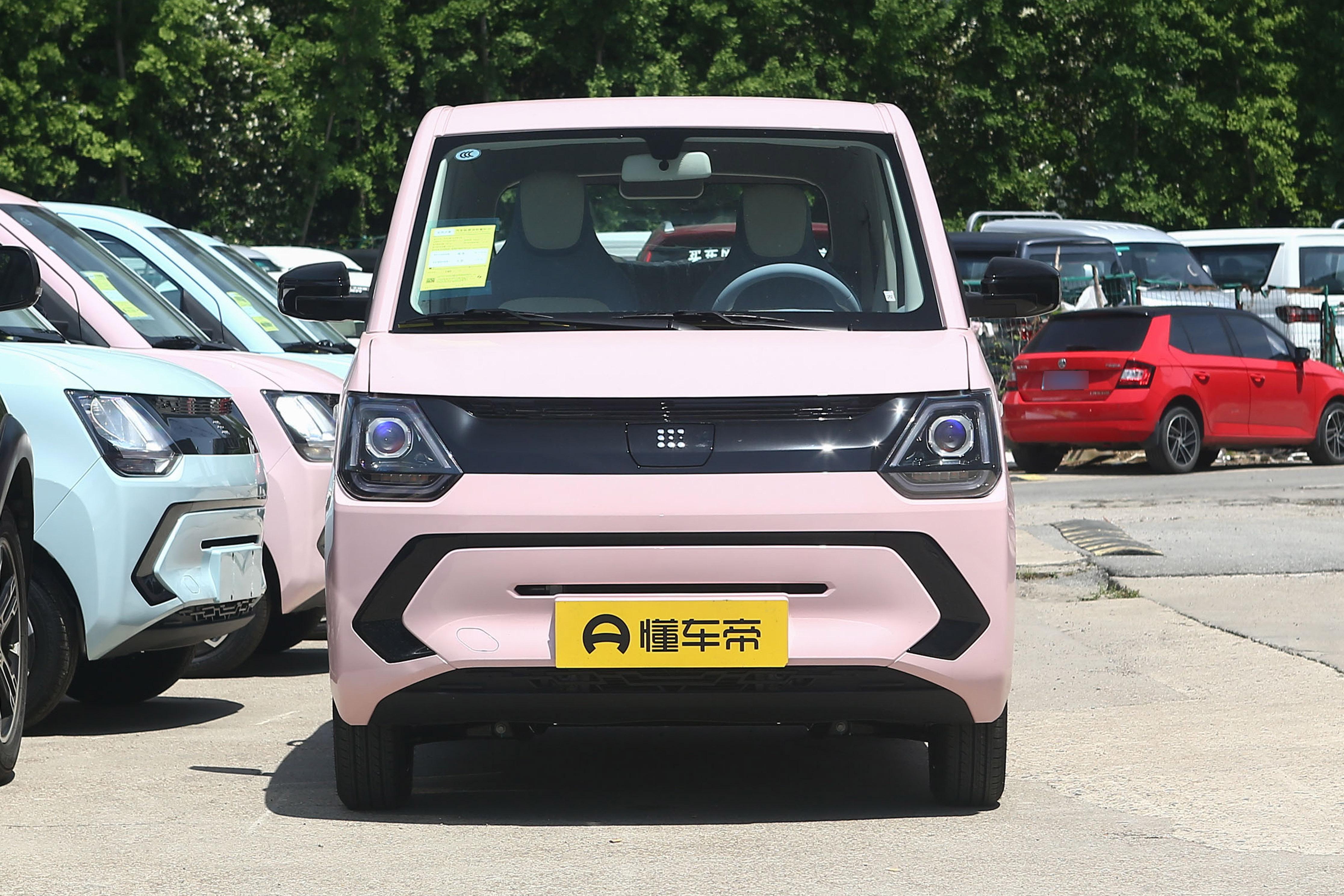 风光MINIEV 糖果款上市，半糖车型纯电续航180km，搭配后置单电机