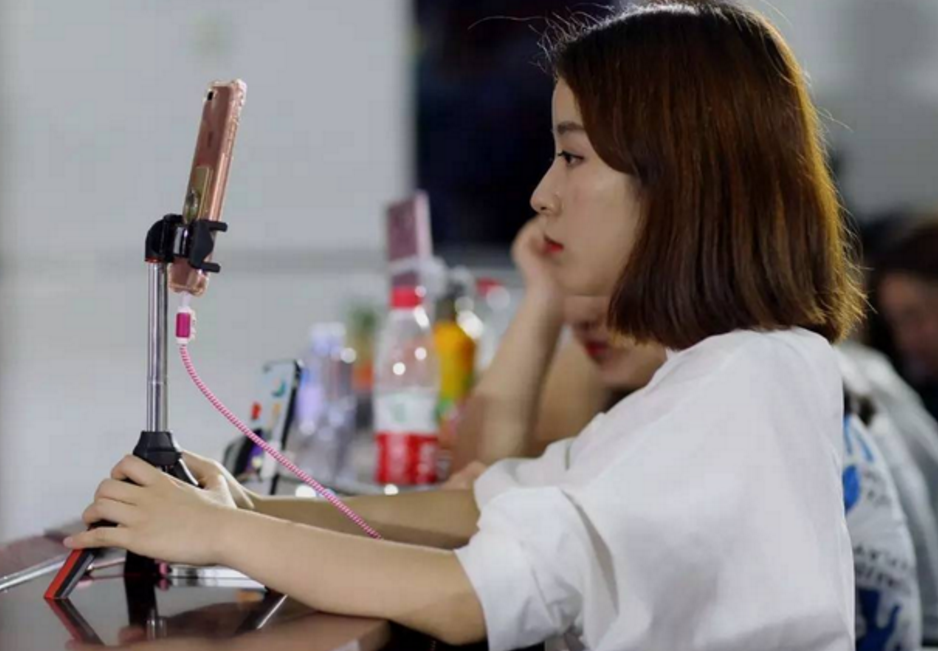 “考不上大学去当网红！”看李佳琦背后团队学历，明白这话多离谱