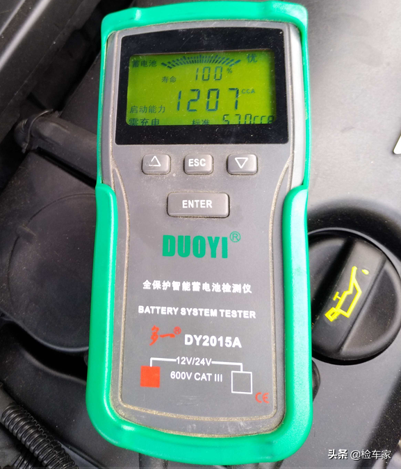 报价12万的宝马MINI，举起底盘吓一跳，一部件托底变形