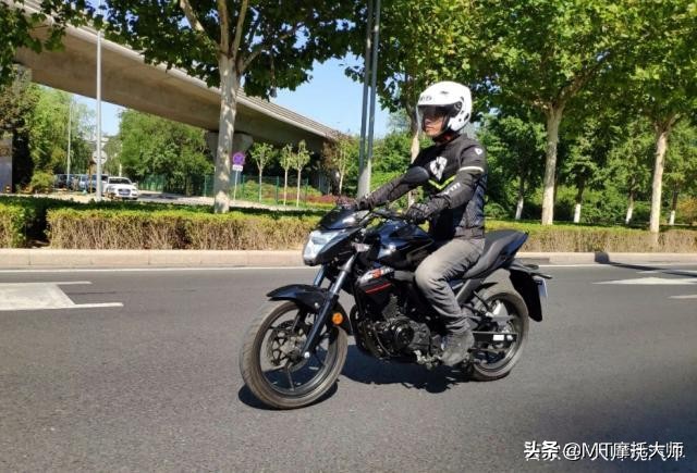 不输幻影150，试驾铃木极客飒155，极速115km，通勤娱乐两不误