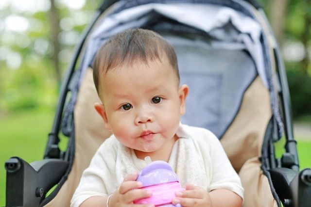 夏天天气热，孩子容易长痱子怎么办？学会护理和预防孩子安稳度夏