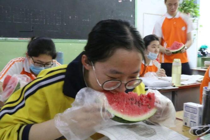 高考前，老师给学生买“神秘礼物”羡煞旁人，这是什么神仙老师？