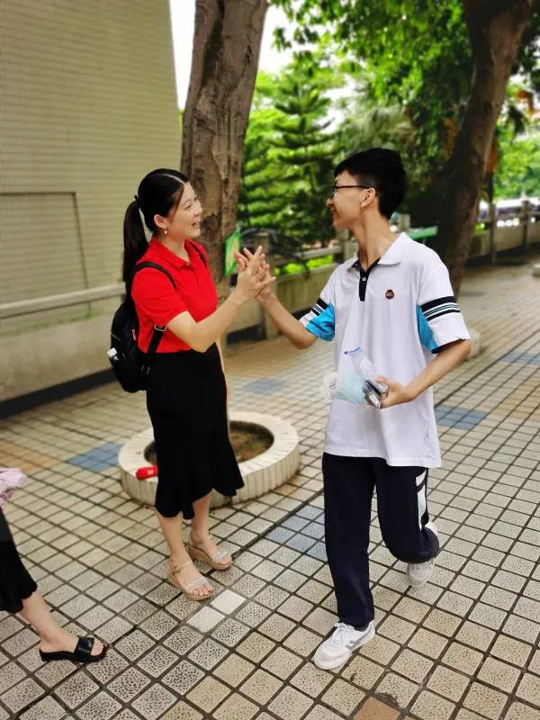 难忘老师 感恩亲人——佛山南海中学分校2020届高三学子高考凯旋