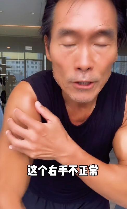 “加钱哥”郑浩南的另类成名史，以及他身后的4个女人