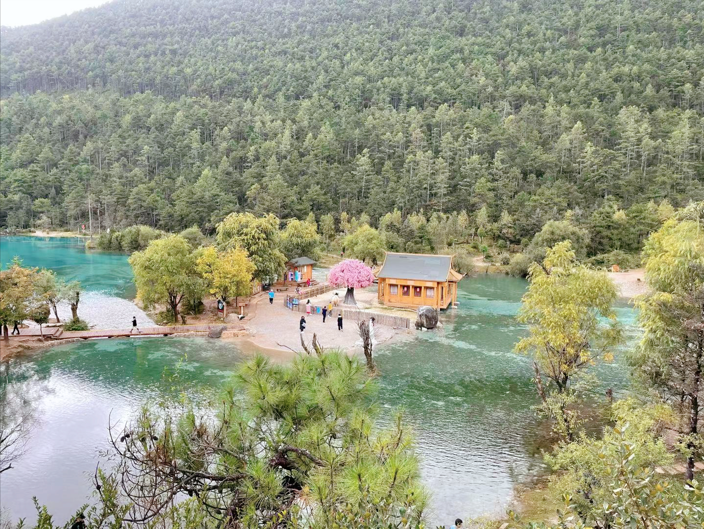 玉龙雪山山麓的蓝月谷，是蔚蓝天空送给丽江的永恒印记