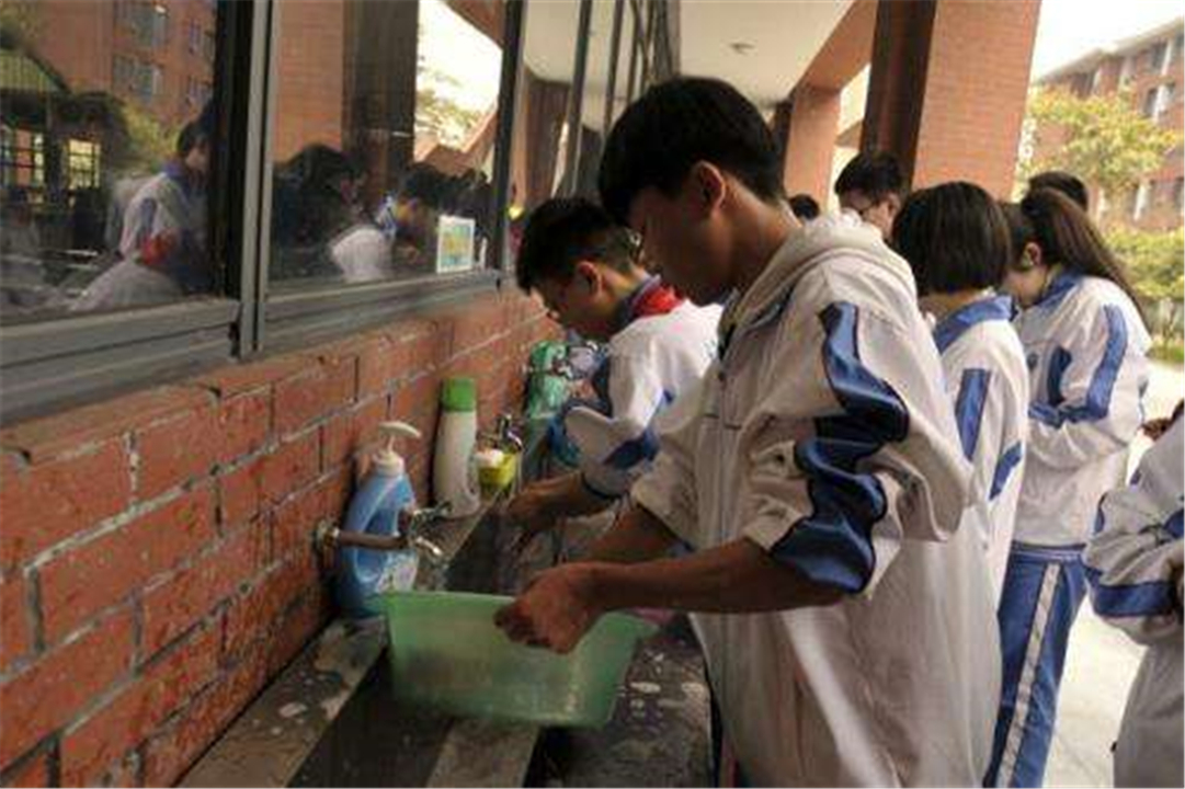 “再苦也不让孩子住校”白岩松谈寄宿危害，3类孩子不适合寄宿