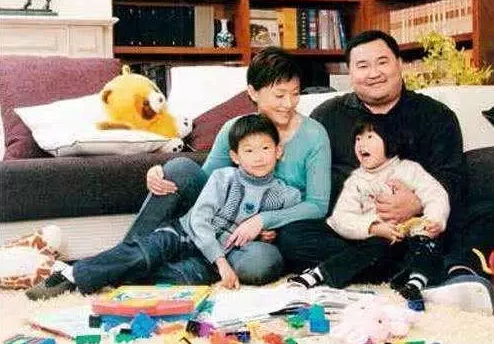 杨澜24岁儿子罕曝光，长相俊秀像妈妈，在美国出生至今不知其姓名