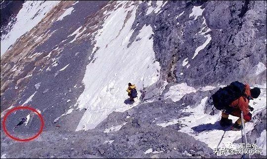 珠峰上最著名的女性尸体，死前哀求：“请不要扔下我”