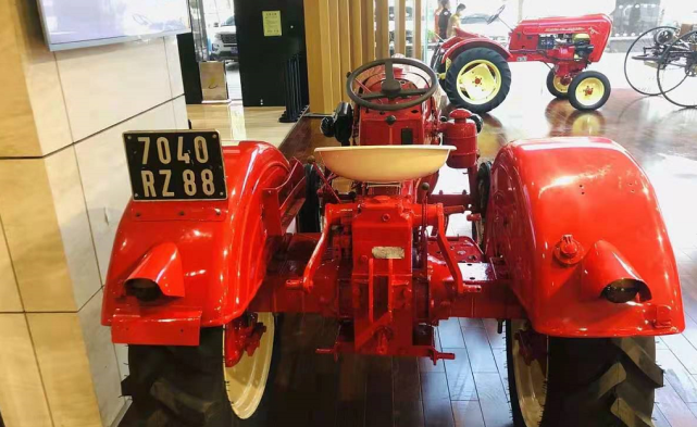 名車館寄售了兩輛拖拉機，保時捷中心做保養(yǎng)，和邁巴赫賓利停一起