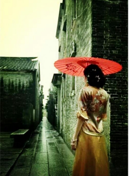 关于江南雨巷的散文(江南雨巷油纸伞散文)