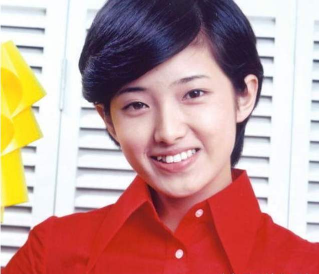 《排球女将》中饰演小鹿纯子的荒木由美子在《东京爱情故事》中饰演赤