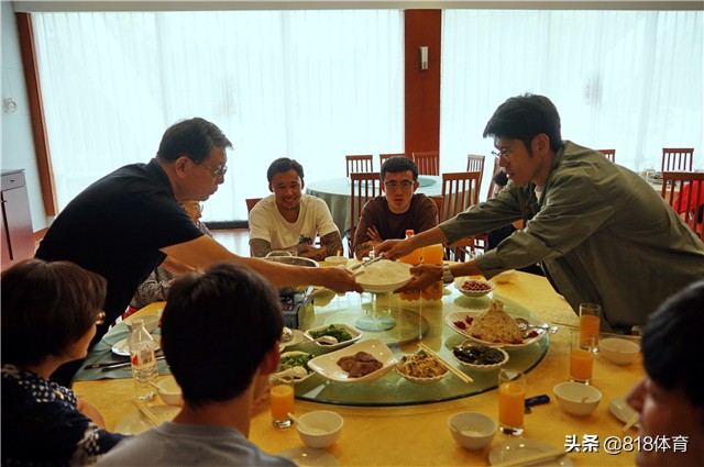 张琳芃是哪个民族的(国足队长张琳芃探望76岁徐根宝,恩师教他写书法:淡泊名利宁静致远)