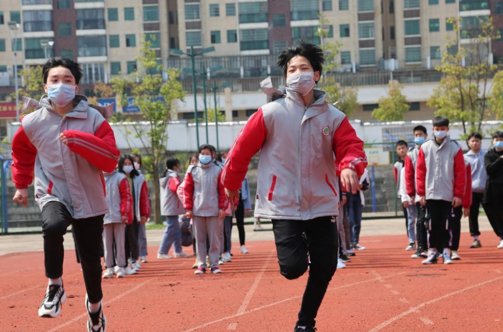 体育老师生病发朋友圈调课，其他老师纷纷点赞，集体抢课拼手速