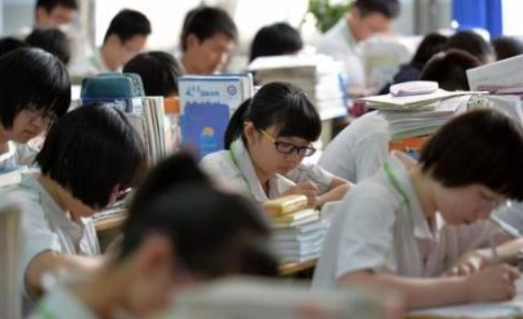 人民日报推荐的高考满分作文《我愿意》，辞藻华丽，满分当之无愧