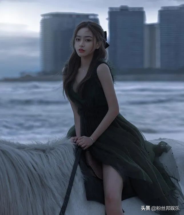 芮甜甜发布尺度写真照片,微博被网友举报封禁,需写保证书才解封