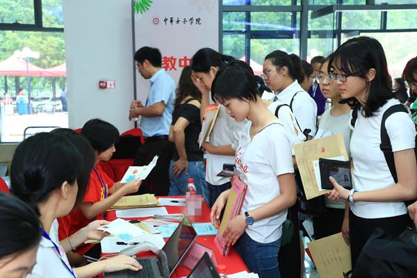 我国最神秘的高校开学，美女如云，男生却很罕见，网友：阴气太重