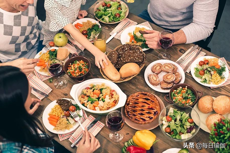 在瑜伽训练期间，我们应该如何饮食？