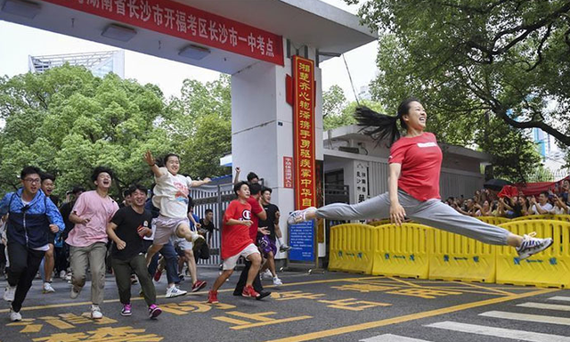 “一字马”女孩高考成绩公布，有人冷嘲热讽：分数这么低还这么作