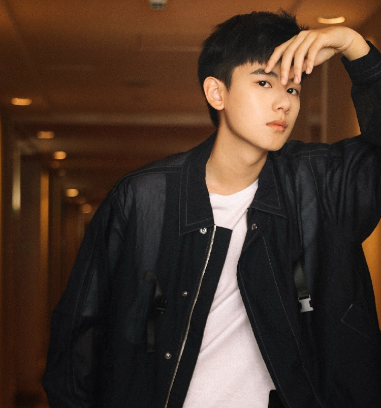 胡先煦现身大学被抓拍，失去了精修待遇，生图下的颜值令人吃惊