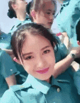 美女邪恶动态图片：妹子做瑜伽还在聊天吗？！