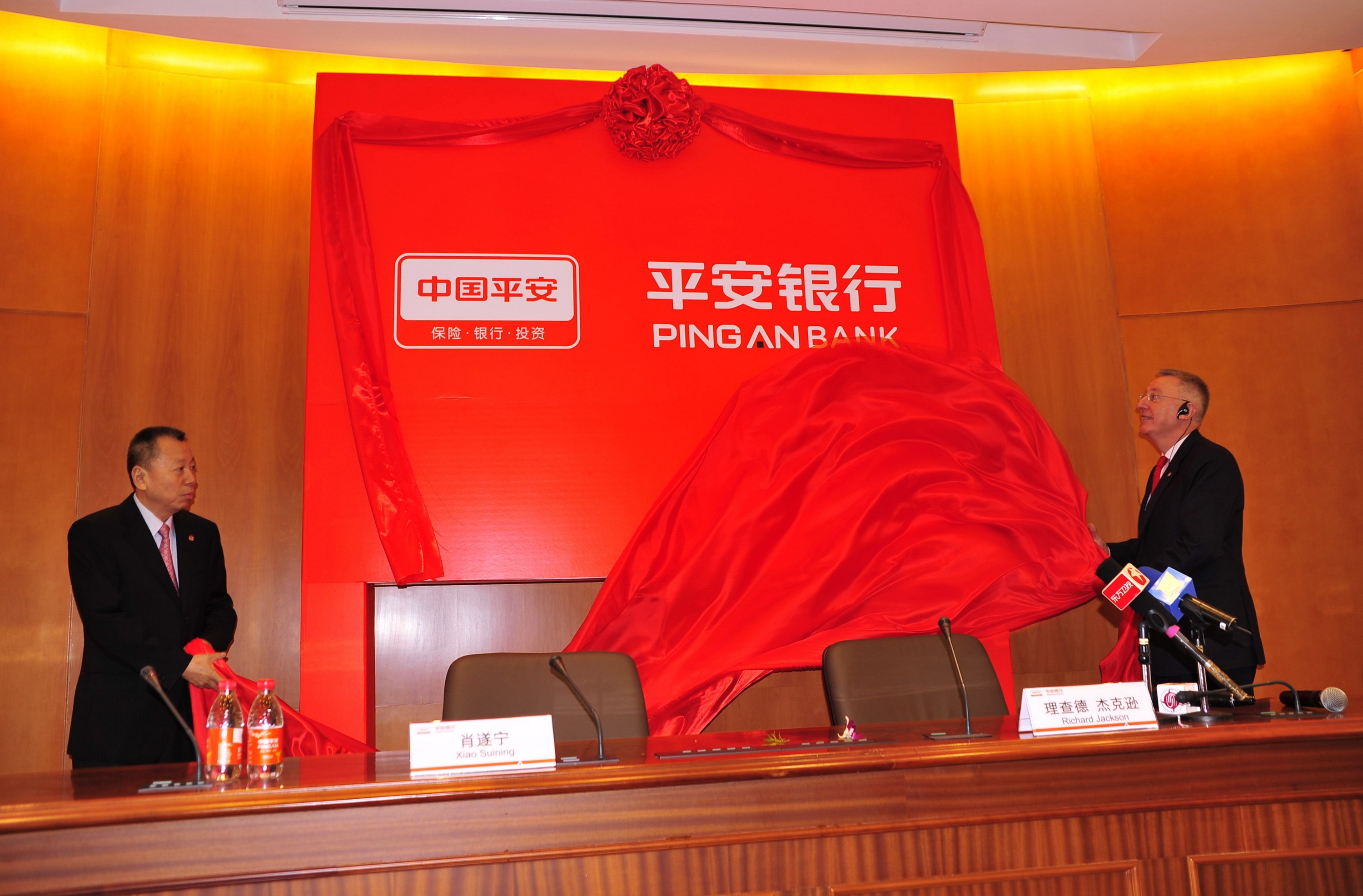 平安增持汇丰，被网民怒骂，业内人士：国之所需，民族企业的榜样