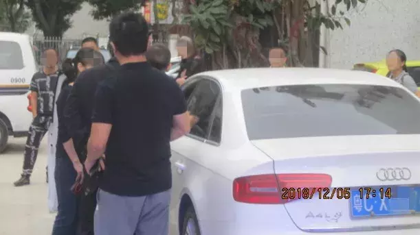 珠海女司机开奥迪外出,竟把钥匙递给一岁婴儿,全锁在车内!