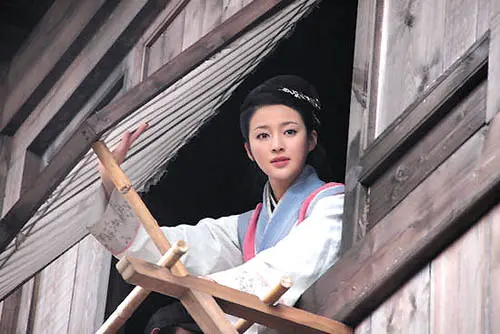 32年前,王祖贤大尺度出演潘金莲,曾志伟的武大郎更是形象贴切