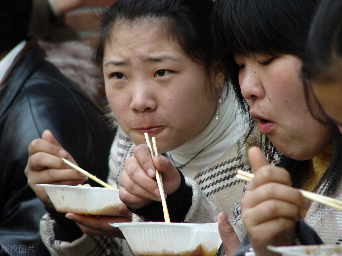 60岁大爷摆摊卖凉皮，利用“一张卡片”，月赚6万块，套路给你