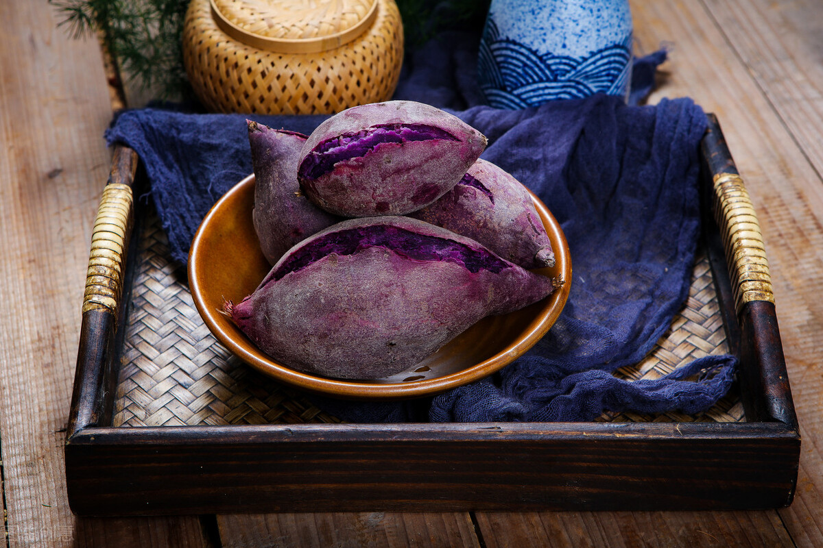 紫薯的热量(紫薯减肥能吃吗？紫薯和红薯哪个更减肥-壹健康经验)