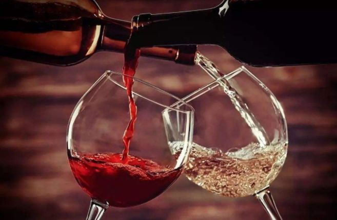 红葡萄酒VS白葡萄酒，究竟谁的营养更胜一筹？