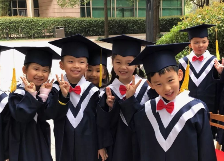 幼儿园毕业照走红，创意不输大学生，家长：再穷也不能少了仪式感