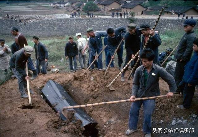 农村推崇土葬，这3种土葬方式，反映逝者身份，最高级别要修地宫