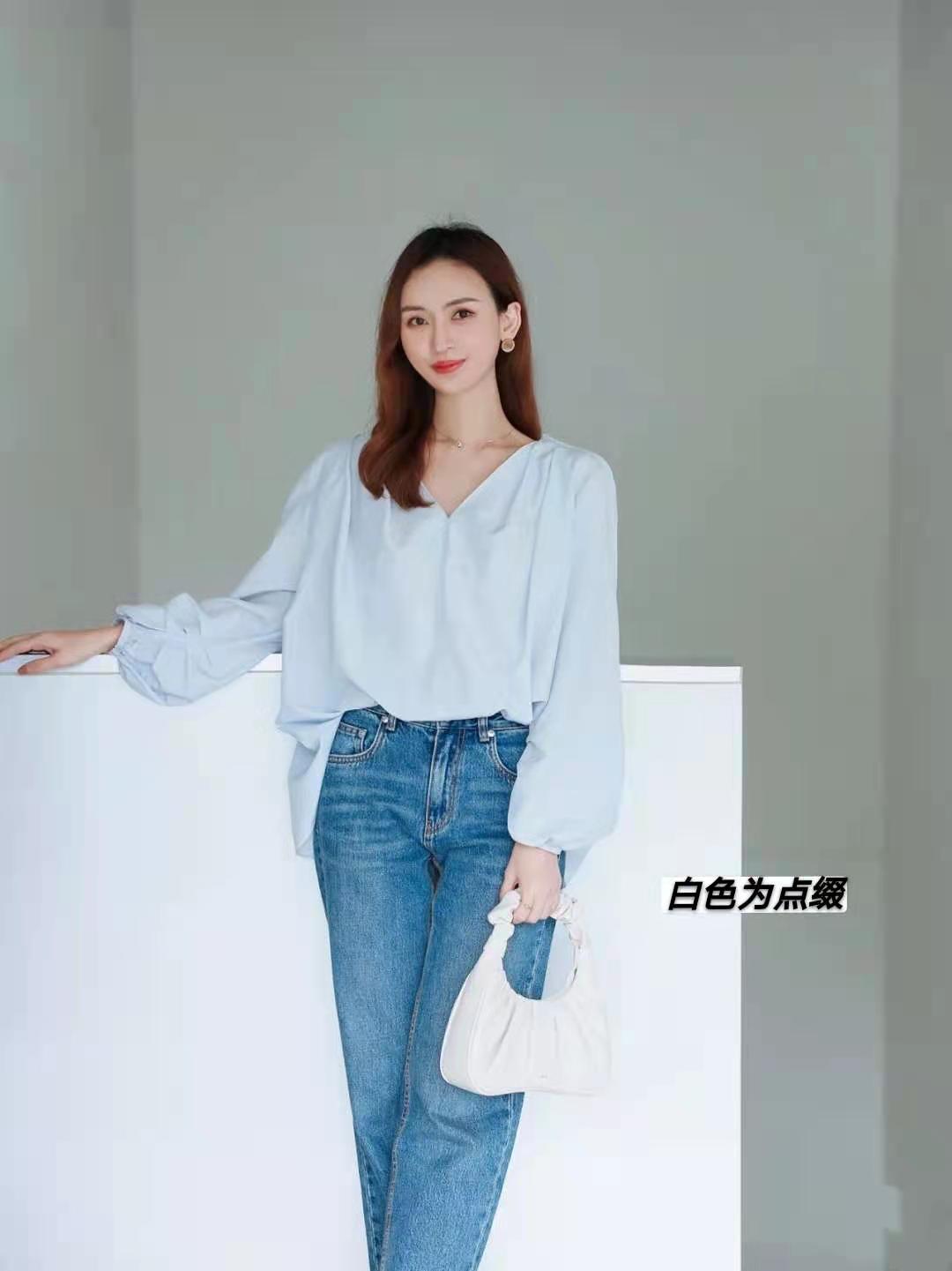 春暖花开，学会“米色+蓝色”的穿搭套路，上身很美