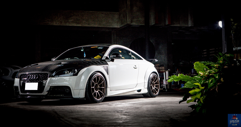 被"碳纤维"包围的奥迪tt,极为养眼的帅气姿态