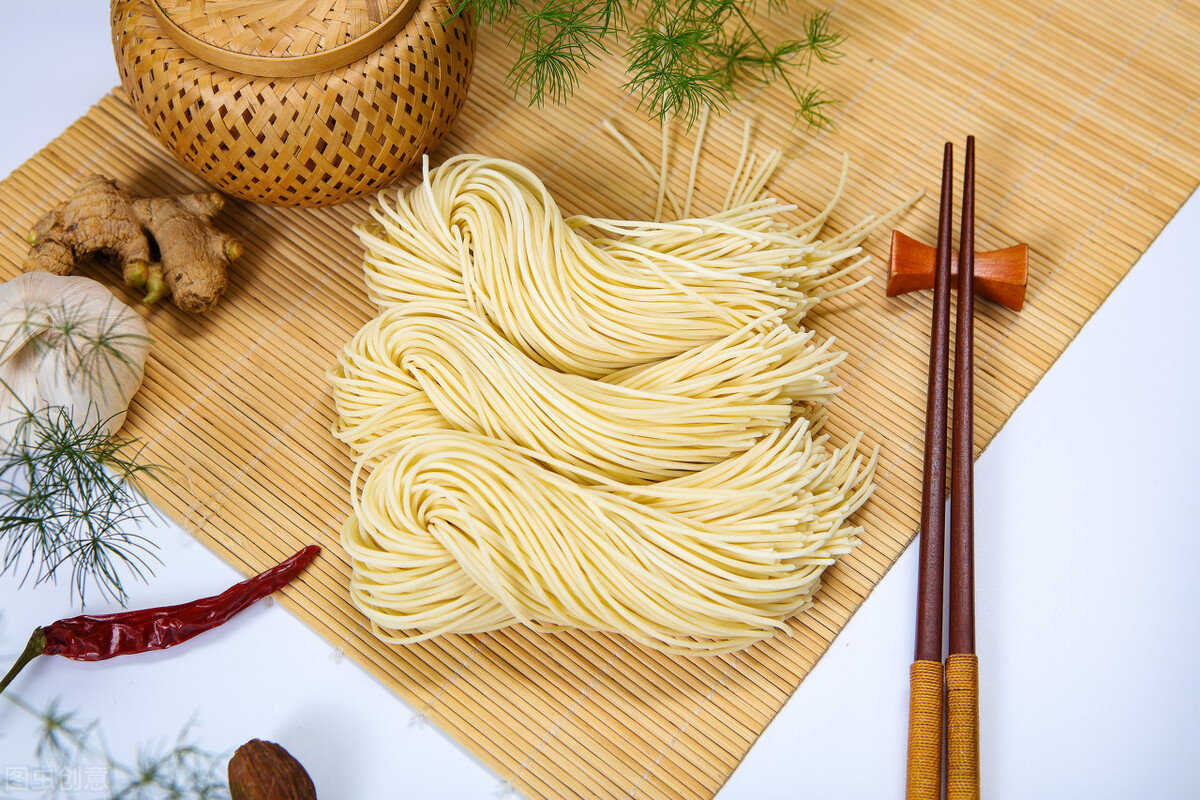 煮面条水开下锅还是凉水下锅？原来是根据面来决定的，很多人不懂