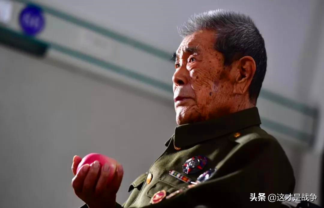 长津湖战役，志愿军高达3万人冻伤，彭德怀下了狠心：拼死也要改