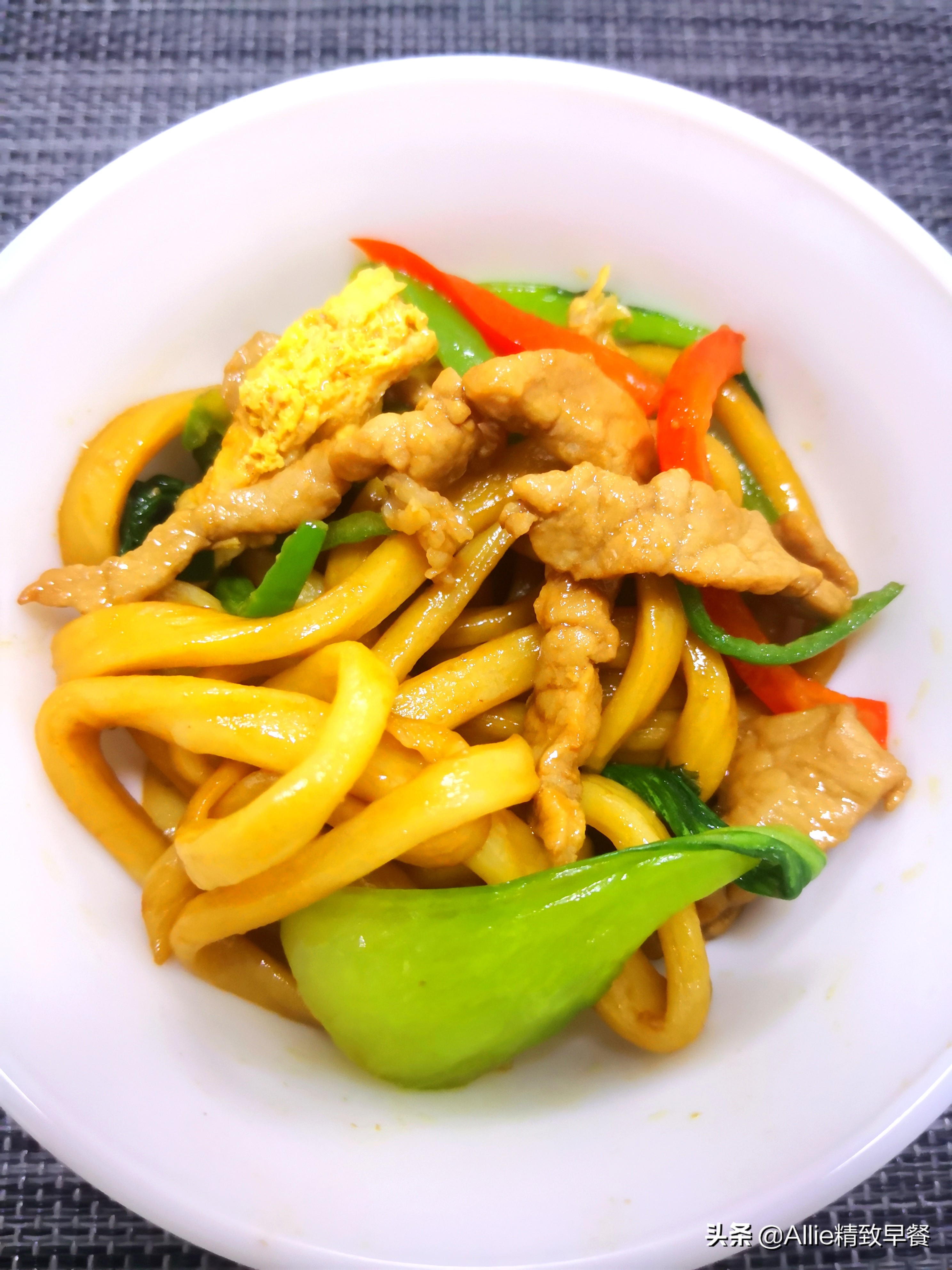 家常炒拉面有技巧，這樣做比面館都好吃還不油膩，食材多，真營養
