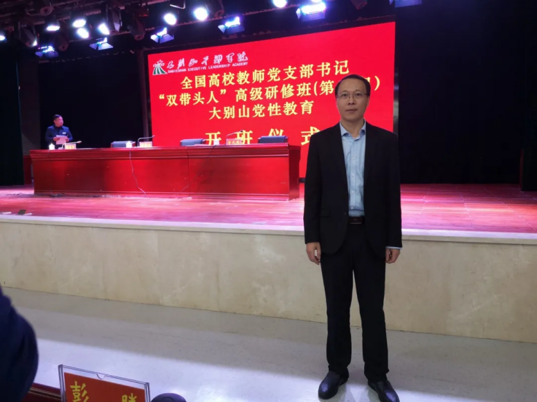 山东教授：留学7载归国，讲授晦涩“天书”，驻外大使曾为他颁奖